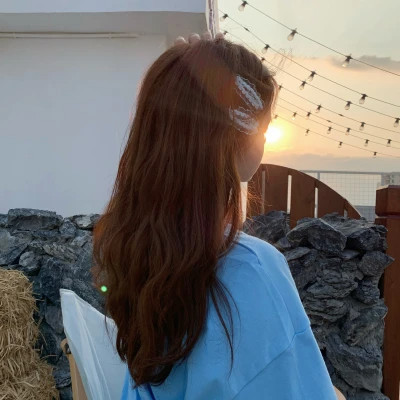 氛围感拉满的小众高级女生背影头像大集合 女生头像 第70张